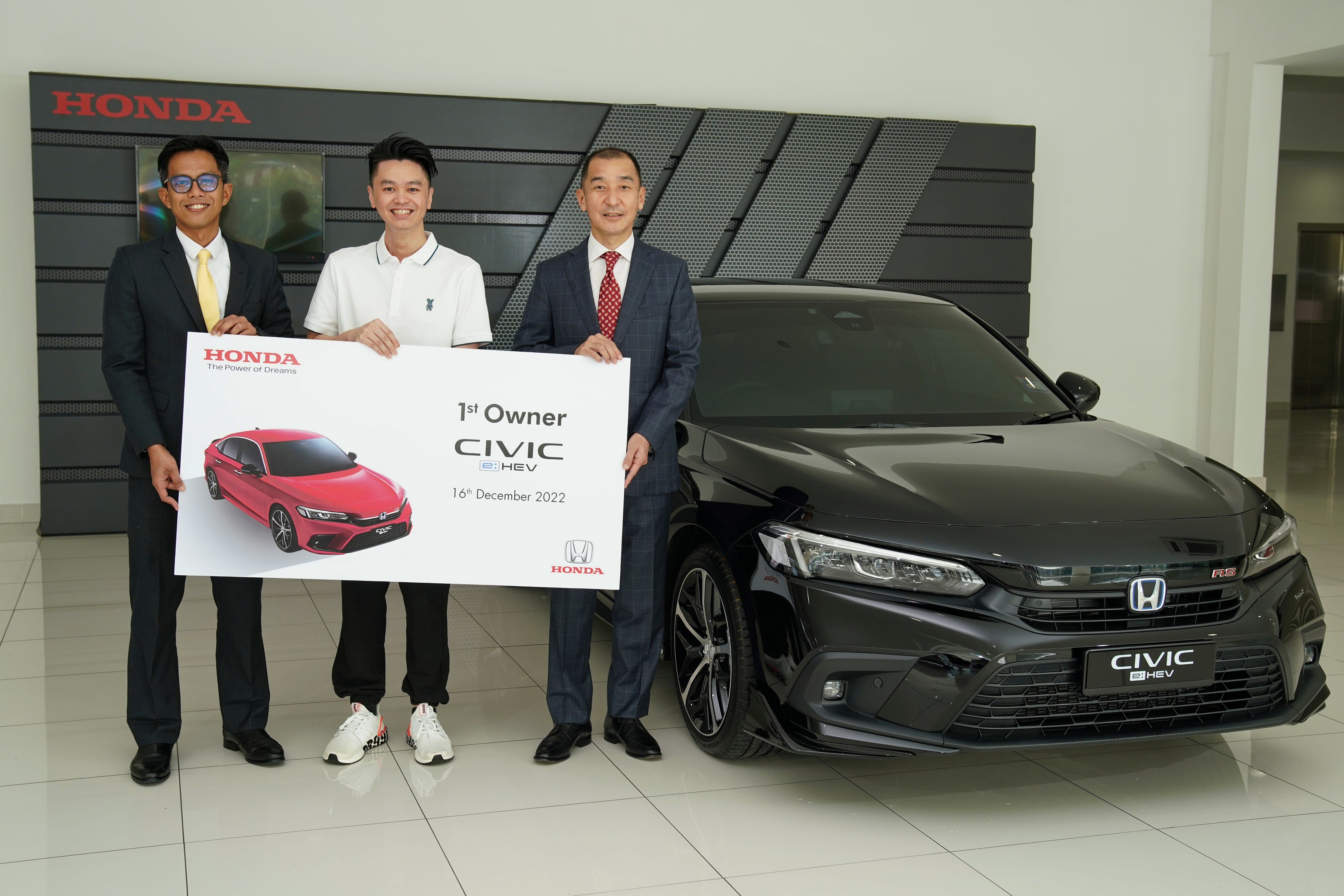 Mr. Sarly Adle Sarkum, President & COO of HMSB (left), and Mr. Hironobu Yoshimura, MD & CEO of HMSB (right), congratulated Mr. Chin Kok Fung (centre), the 1<sup>st</sup>  proud owner of the Civic e:HEV RS.