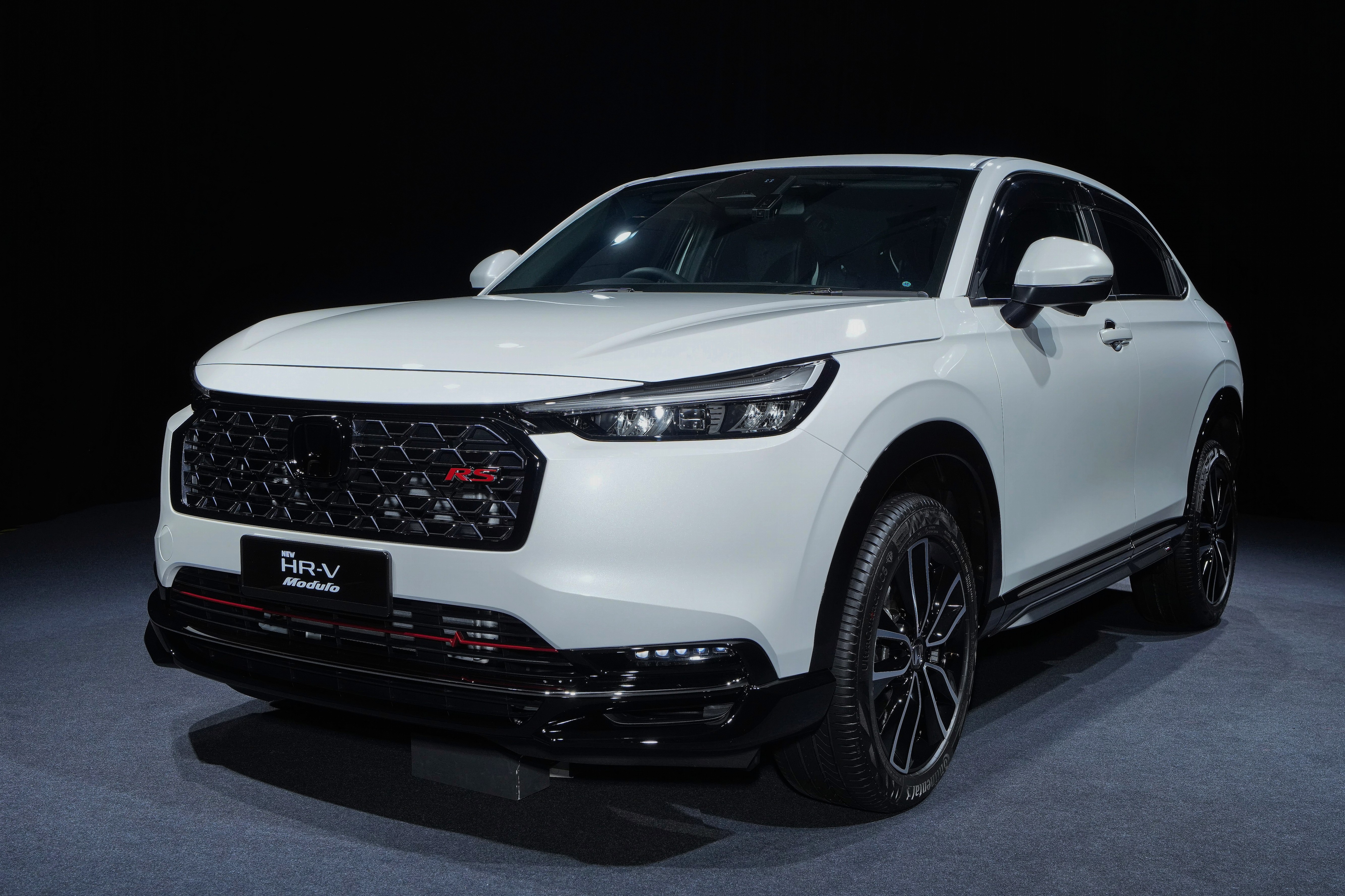 The New HR-V e:HEV with Modulo accessories in Platinum White Pearl.